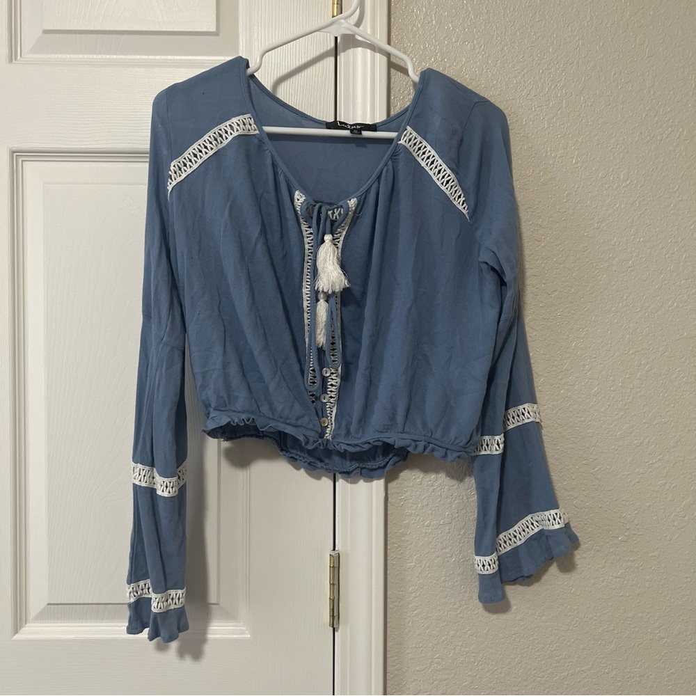 Lulu’s Blue Crop Top with Bell Sleeves & Lace Detail - Medium